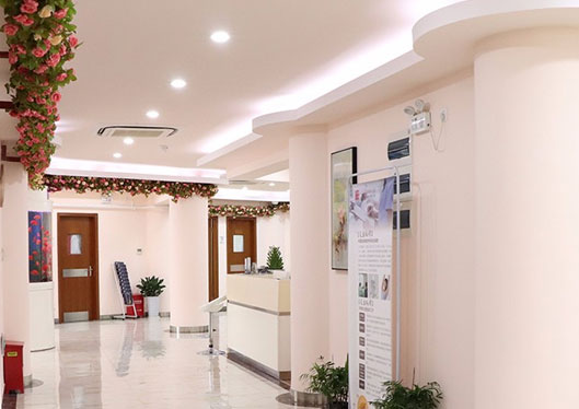上海清沁医疗美容门诊部大厅长廊